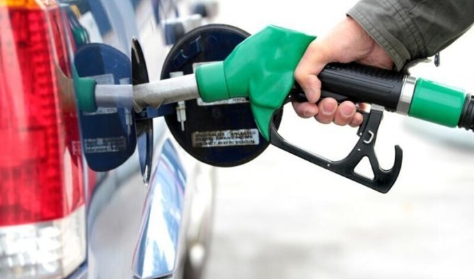 "Прошу отнестись с пониманием": в России могут запретить ввоз дешевого бензина из-за рубежа (4 фото)