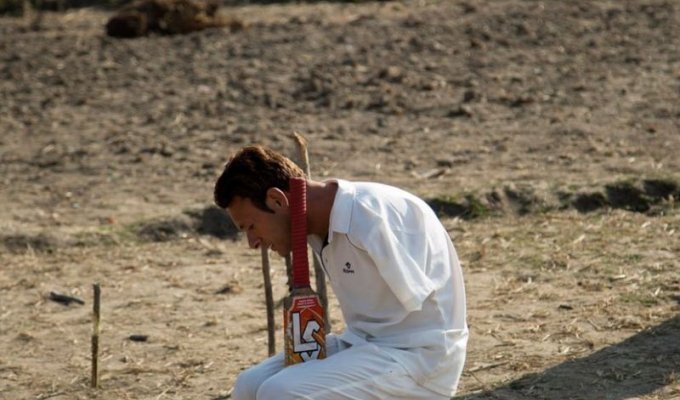 Любитель крикета умудряется махать битой, не имея рук (8 фото)