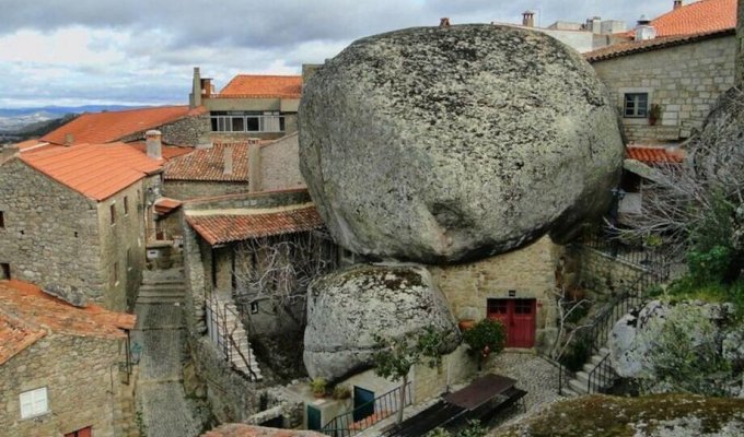 15 фото «найпортугальського села», де будинки затиснуті між камінням (16 фото)