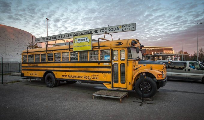 Бизнес внутри старого школьного автобуса (9 фото)