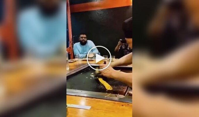 Повара развлекают клиентов