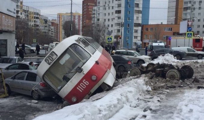 В Самаре трамвай сошел с рельсов и завалился на припаркованные автомобили (4 фото + видео)