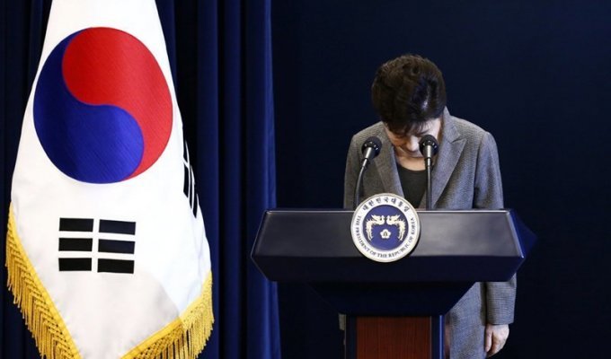 Экс-президент Южной Кореи Пак Кын Хе приговорена к 24 годам тюрьмы (1 фото)