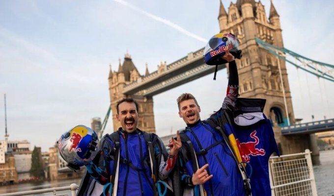 Skydivers flew under the arch of Tower Bridge for the first time (9 photos + 1 video)