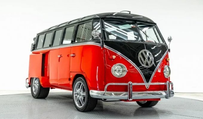 Старый  микроавтобус Volkswagen с 8,3-литровым двигателем  V8 и креслами от Porsche выставили на продажу (28  фото)