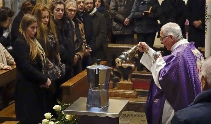 Прах итальянского предпринимателя Ренато Биалетти похоронили в кофеварке (3 фото)