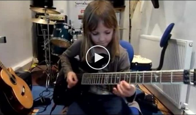 Зачетная маленькая гитаристка
