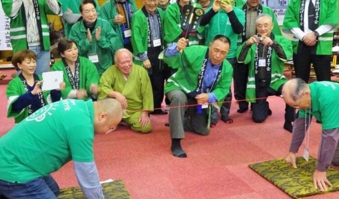 Перетягивание каната лысиной - новый спорт из Японии (4 фото + 2 видео)