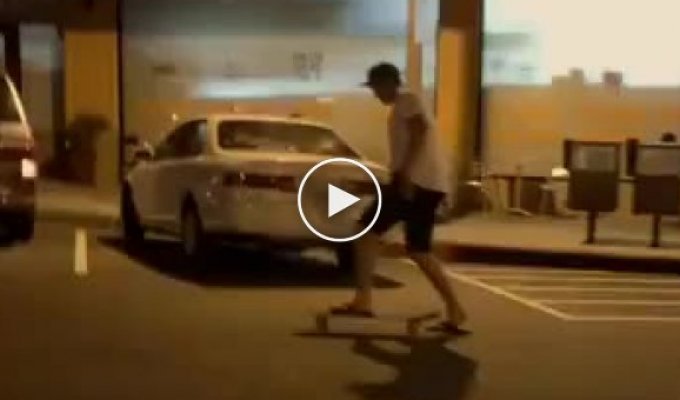 Пьяный парень решил прокатиться на скейте