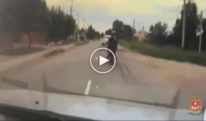 Два мотоциклиста без прав не поделили дорогу