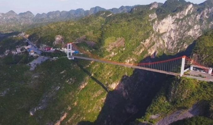 Китай с высоты или как выглядит самая впечатляющая дорога Поднебесной (3 фото + 1 видео)