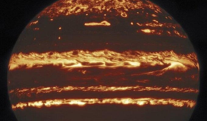 Редкие космические снимки раскрыли тайну грозовых штормов Юпитера (5 фото)