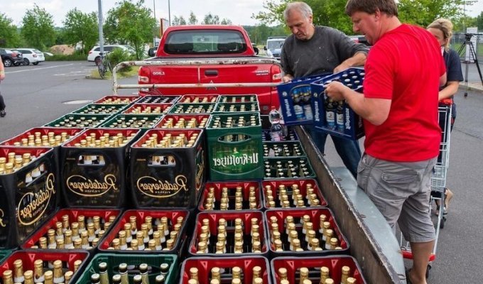 Немцы скупили все пиво в городе из-за неонацистов (5 фото)