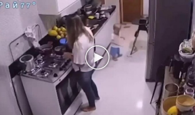 Дитина стягнула ножа і переслідувала хатню робітницю на кухні