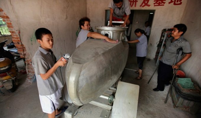 Китайский крестьянин делает мини-подлодки на продажу (7 фото)