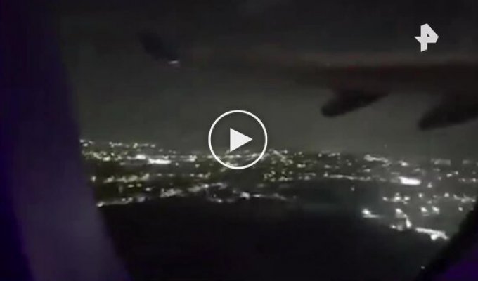 Двигатель пассажирского самолета загорелся во время взлета