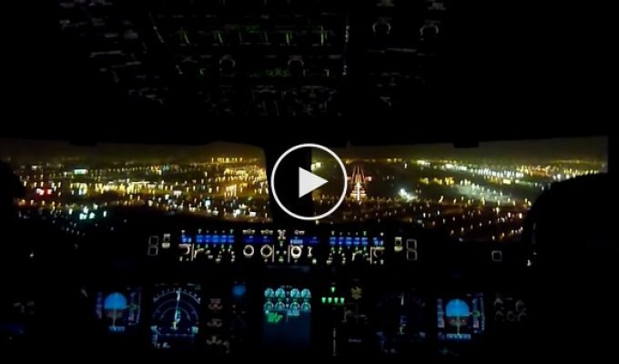 Ночной заход самолетов на посадку с видом из кабины пилотов. Посадка в Дубаи