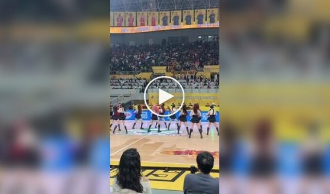 Танцевальный поединок групп поддержки