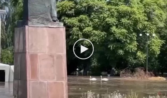 New Kakhovka. The water level has already risen by 10 meters