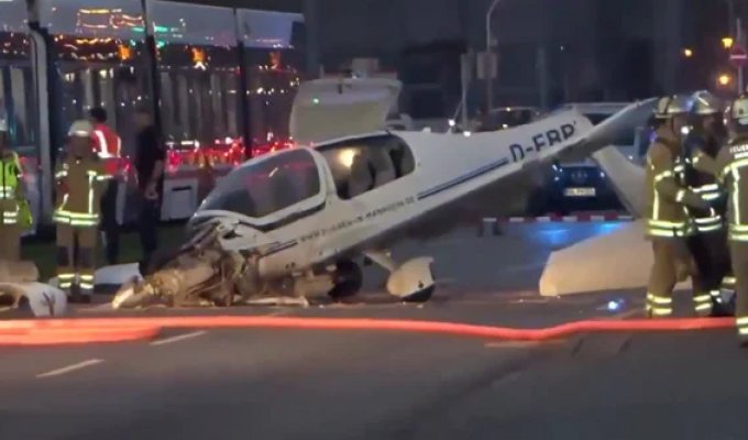 В Германии самолет совершил аварийную посадку на оживленной улице (2 фото + 1 видео)