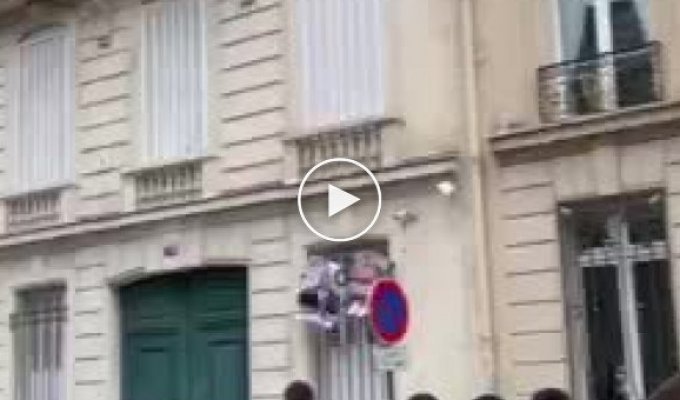Люди с армянскими флагами напали на азербайджанское посольство в Париже. Конфликт накаляется