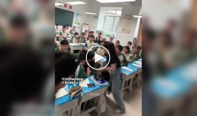 Schoolchildren Simulated a Fight to Congratulate Their Teacher in an Original Way