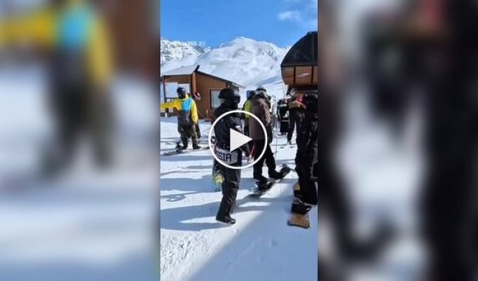 На горнолыжном курорте в Грузии мужчина толкнул туриста из-за куртки