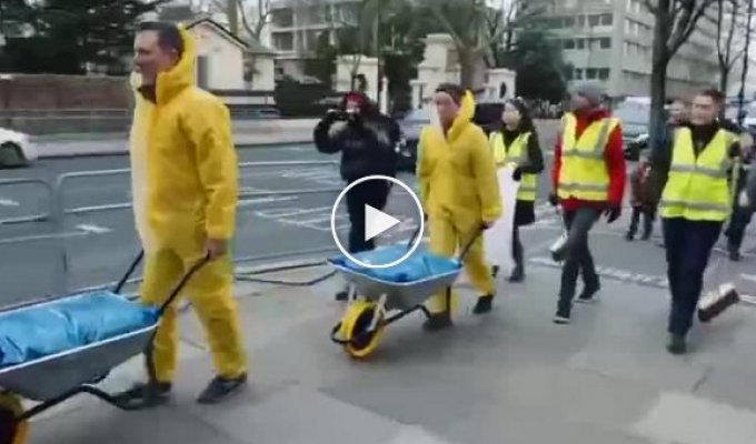 Активисты политической группы Led By Donkeys, в знак солидарности с Украиной, залили улицу перед посольством РФ в Лондоне