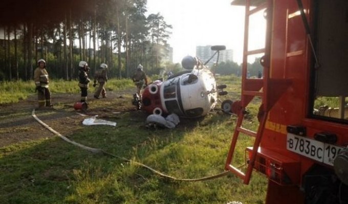 В Екатеринбурге рухнул медицинский вертолет «Ми-2» (5 фото)