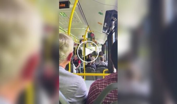Водитель автобуса поет йодль для своих пассажиров
