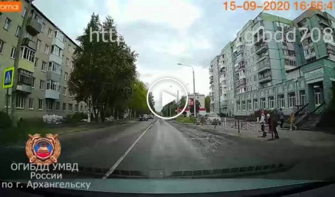 В Архангельске автомобиль сбил двух девочек, перебегавших дорогу в неположенном месте