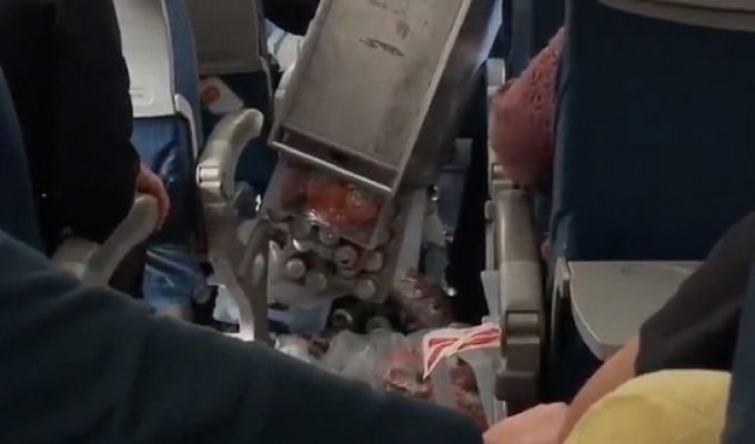 Что случаются на борту самолета после сильной турбулентности (3 фото + видео)