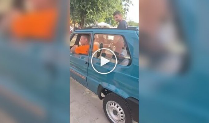 В Италии собрали самый узкий автомобиль в мире