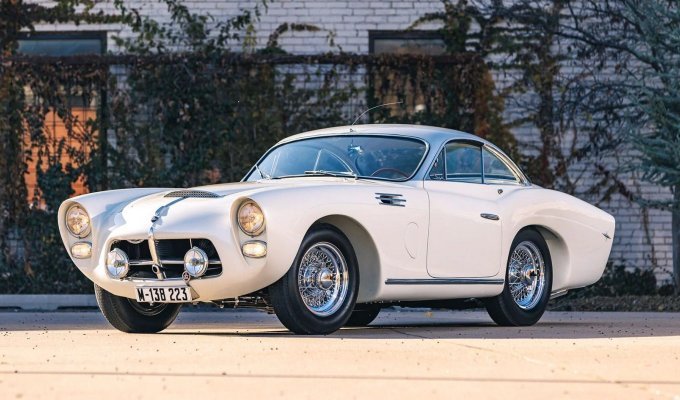 A sports car created by a Ukrainian in 1954 will be sold for $900,000 (5 photos)