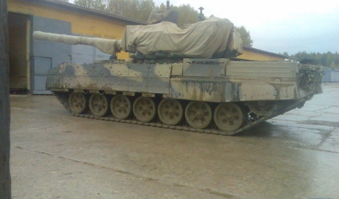 В сети появилось первое фото новейшего танка Т-14 «Армата» (2 фото)