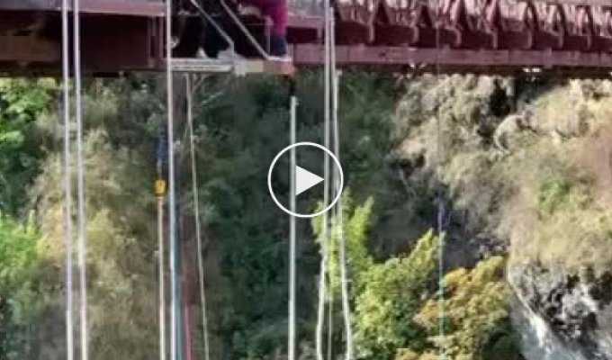 The guy gave a gift to his girlfriend: a jump from a bridge