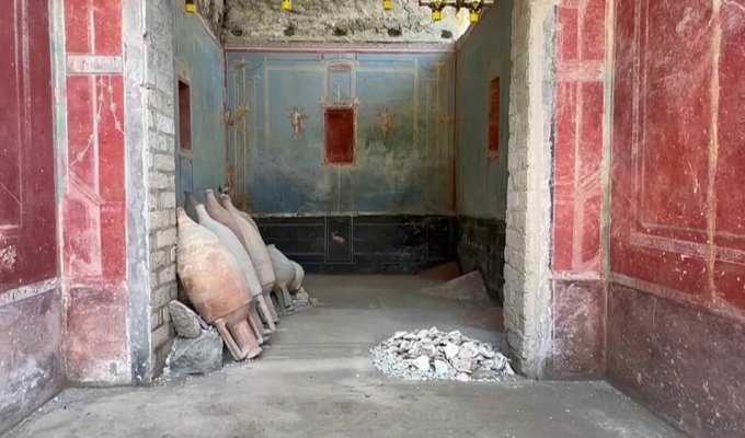 Археологи обнаружили интересную комнату в Помпеях (5 фото + 1 видео)