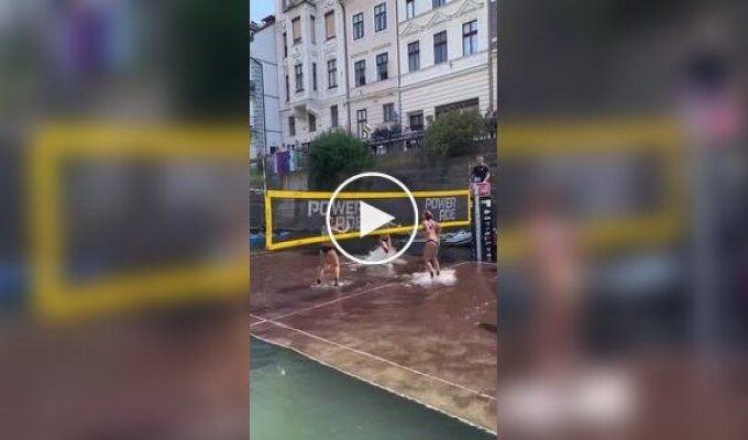 Волейбольный корт на воде в Словении