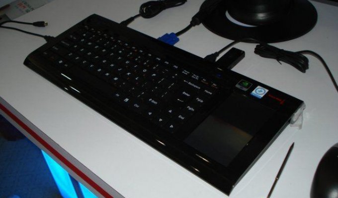 Great Wall Cross PC U150 - "ионизированный" компьютер в клавиатуре (4 фото)