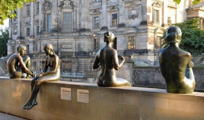 В Берлине женщинам разрешили купаться в фонтанах топлес, но мужчины вряд ли будут этому рады (2 фото)