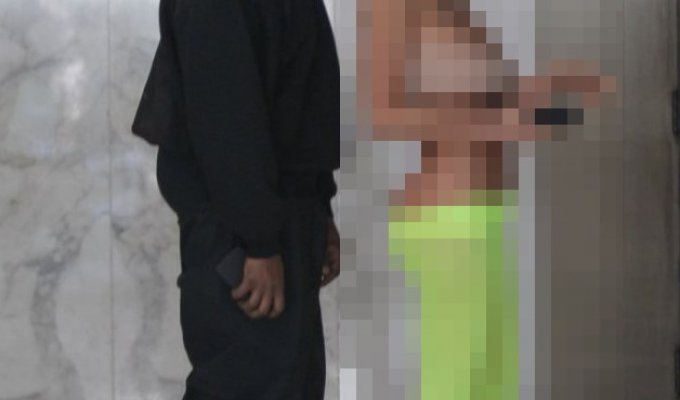 Nothing unusual, just Bianca Censori and Kanye West walking around Hollywood (7 photos)