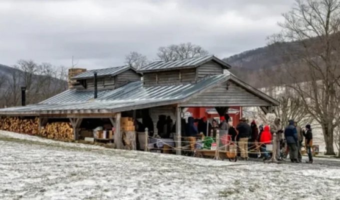 Мужчина показал, как земля "пожирает" его дом на протяжении 30 лет (2 фото)