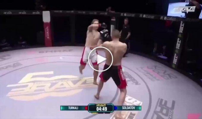 MMA fighter escaped from the octagon because he wanted to go to the toilet