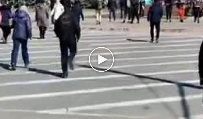 Российские оккупанты открыли огонь по жителям Херсона, которые вышли сегодня на митинг