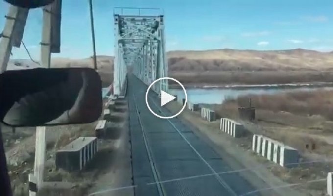 Возмущенный дальнобойщик о необычном мосте в России (маты)