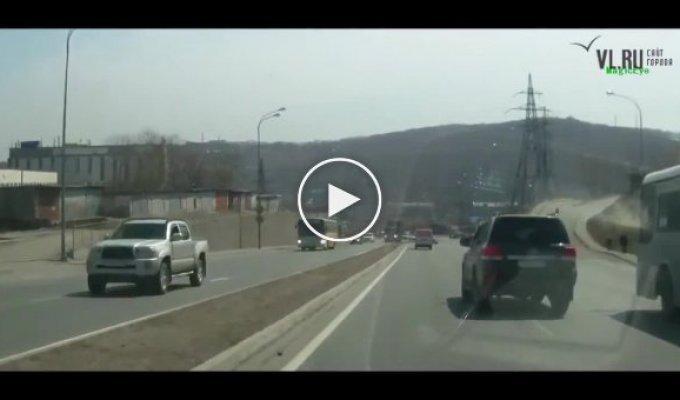 Во Владивостоке лишенный прав водитель устроил ДТП