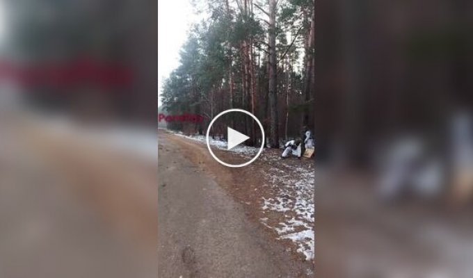 Россиянин тянет за собой на веревке три противотанковые мины и взрывается на дороге