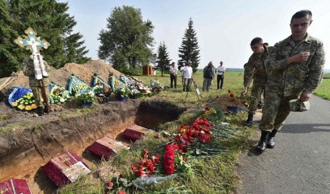 Под Киевом захоронили останки 20 солдат Красной армии (11 фото)