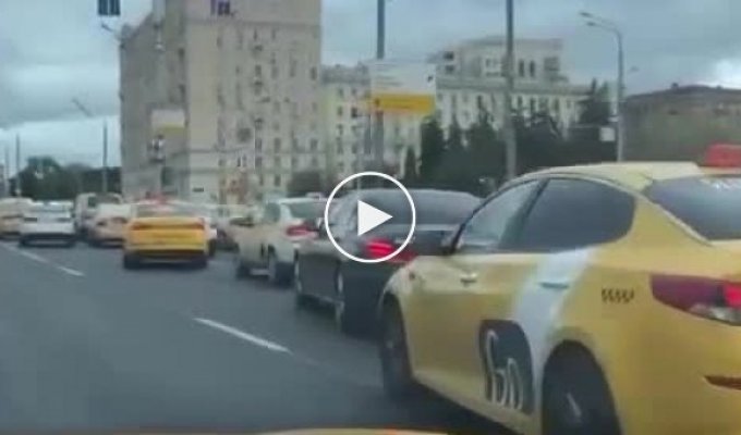 Такси «Яндекса» в Москве массово поехали на один адрес и создали пробку