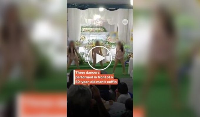 Чоловік розпорядився, щоб на його похороні танцювали напівроздягнені танцівниці.